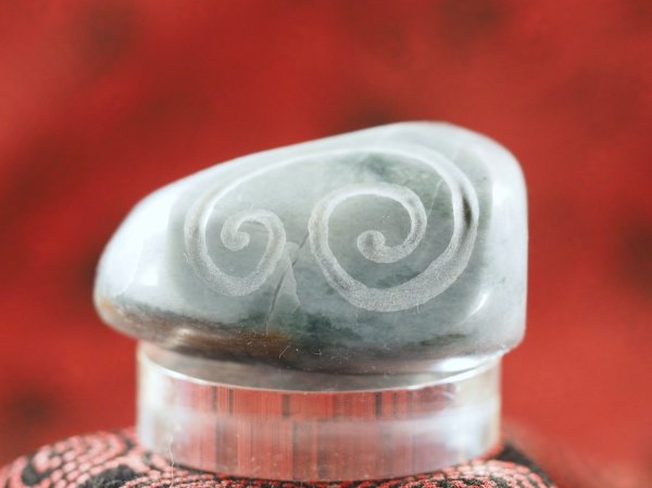 画像3: ウズマキ文線刻　緑系ヒスイ石笛（指孔付き・12mm円柱状孔） (3)