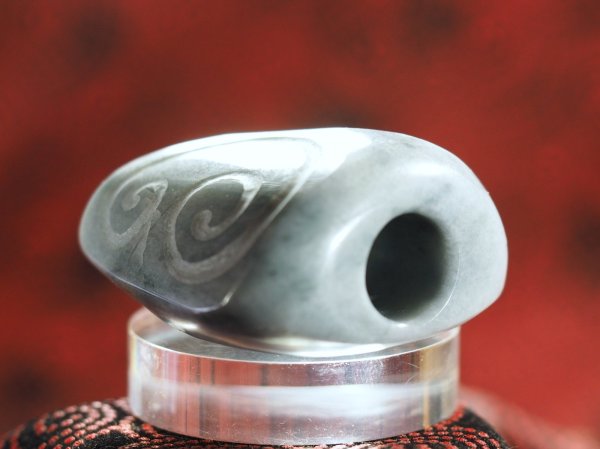 画像5: ウズマキ文線刻　緑系ヒスイ石笛（指孔付き・12mm円柱状孔） (5)