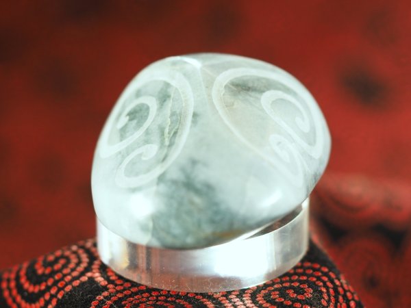 画像6: ウズマキ文線刻　緑系ヒスイ石笛（指孔付き・12mm円柱状孔） (6)