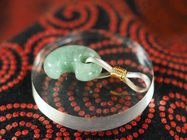 画像4: 極上ヒスイ　超小型勾玉（縦14mmサイズ・ド根性の手研磨でバレル研磨不使用！・シルバー製八の字環つき） (4)