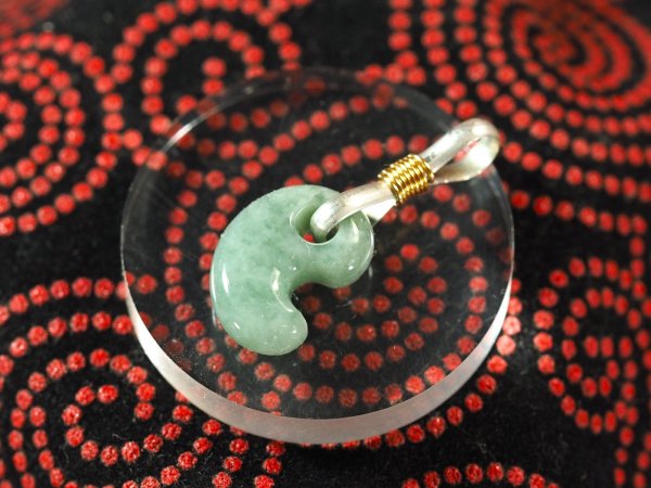 画像8: 極上ヒスイ　超小型勾玉（縦14mmサイズ・ド根性の手研磨でバレル研磨不使用！・シルバー製八の字環つき） (8)