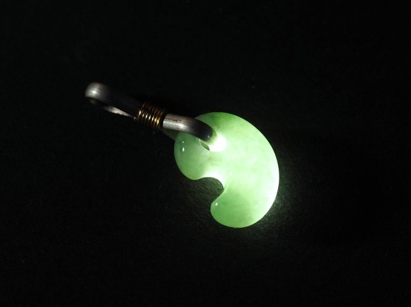 画像3: 極上ヒスイ　超小型勾玉（縦14mmサイズ・ド根性の手研磨でバレル研磨不使用！・シルバー製八の字環つき） (3)