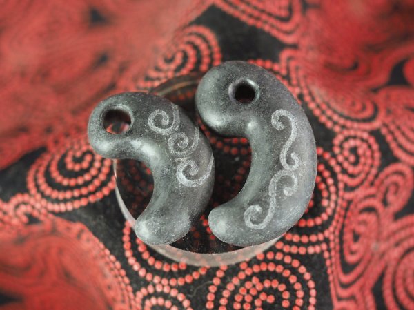 画像4: ワラビ手文線刻　北部九州タイプ勾玉（蛇紋岩製・40mmサイズ・艶消し仕上げ） (4)