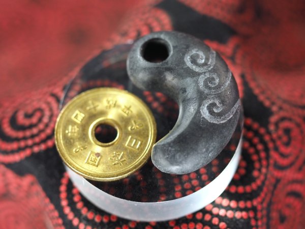 画像3: ワラビ手文線刻　弥生時代後期山陰タイプ勾玉（蛇紋岩製・33mmサイズ・艶消し仕上げ） (3)