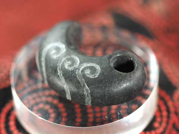 画像4: ワラビ手文線刻　弥生時代後期山陰タイプ勾玉（蛇紋岩製・33mmサイズ・艶消し仕上げ） (4)