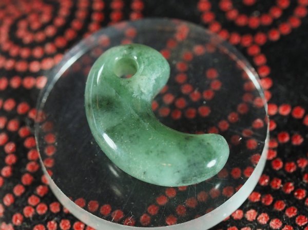 画像1: 極上ロウカンヒスイ　古墳時代前期風デザイン勾玉（縦22mm・渾身の手研磨！バレル研磨機不使用品・値段はお問い合わせください） (1)