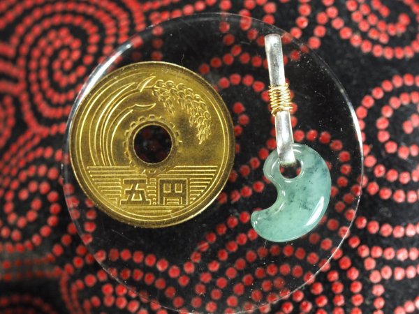 画像8: 極上ロウカンヒスイ　超小型勾玉（縦13mmサイズ・ド根性の手研磨でバレル研磨不使用！・シルバー製八の字環つき） (8)