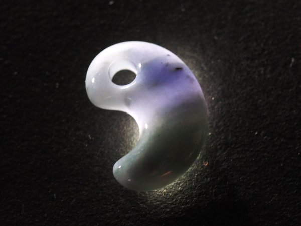 画像1: かわいいラベンダーヒスイ　定形勾玉（縦17mmサイズ）バレル研磨不使用の渾身の手研磨！ (1)