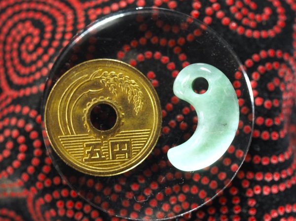 画像4: 希少な黄緑色のヒスイ　古墳時代前期風デザイン勾玉（縦20mm・渾身の手研磨！バレル研磨機不使用品） (4)