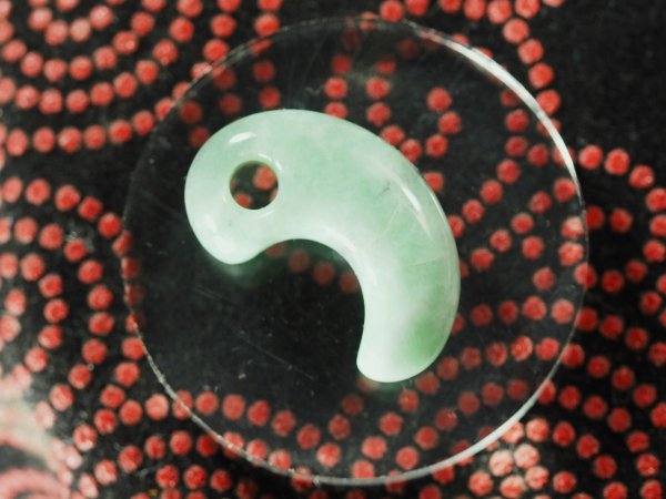 画像7: 希少な黄緑色のヒスイ　古墳時代前期風デザイン勾玉（縦20mm・渾身の手研磨！バレル研磨機不使用品） (7)