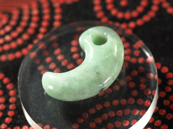 画像6: 希少な黄緑色のヒスイ　古墳時代前期風デザイン勾玉（縦20mm・渾身の手研磨！バレル研磨機不使用品） (6)