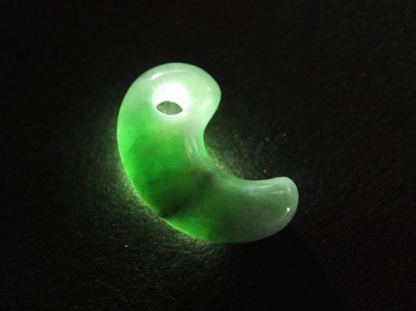 画像1: 希少な黄緑色のヒスイ　古墳時代前期風デザイン勾玉（縦20mm・渾身の手研磨！バレル研磨機不使用品） (1)