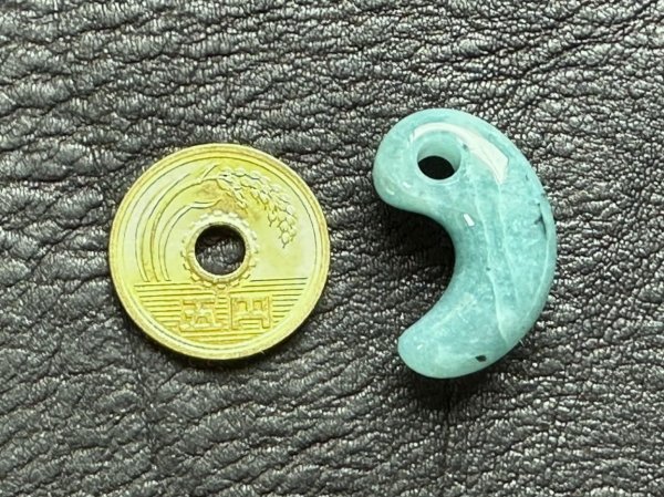 画像8: コバルトヒスイ支給・古墳時代前期モデル勾玉（原石支給注文品・バレル研磨機不使用） (8)