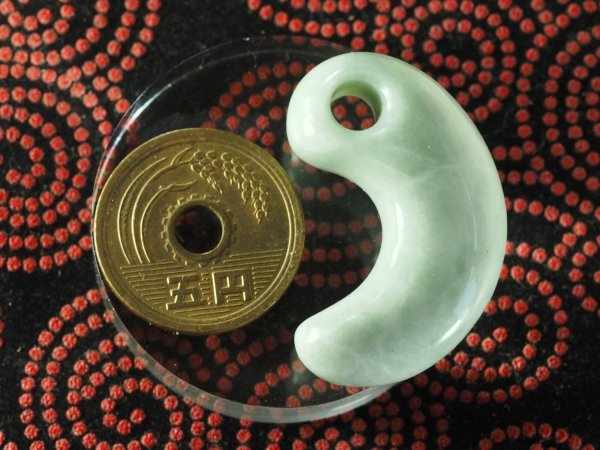 画像4: 出雲大社の宝物　眞名井の勾玉モデル（糸魚川ヒスイ製・実物大の縦34mm・バレル研磨機不使用の渾身の手研磨品！） (4)