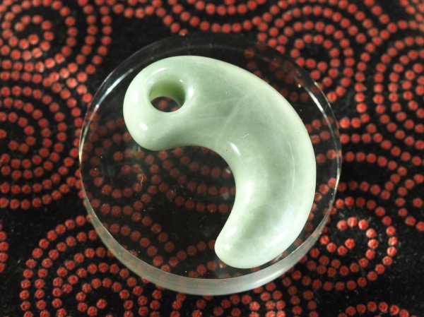 画像6: 出雲大社の宝物　眞名井の勾玉モデル（糸魚川ヒスイ製・実物大の縦34mm・バレル研磨機不使用の渾身の手研磨品！） (6)