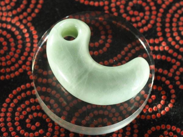 画像1: 出雲大社の宝物　眞名井の勾玉モデル（糸魚川ヒスイ製・実物大の縦34mm・バレル研磨機不使用の渾身の手研磨品！） (1)