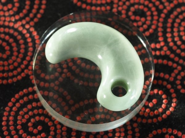 画像5: 出雲大社の宝物　眞名井の勾玉モデル（糸魚川ヒスイ製・実物大の縦34mm・バレル研磨機不使用の渾身の手研磨品！） (5)