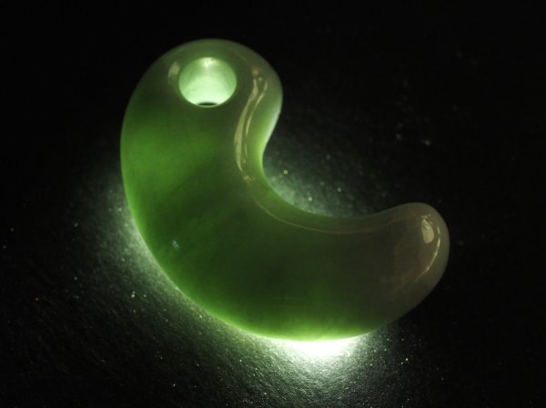 画像2: 出雲大社の宝物　眞名井の勾玉モデル（糸魚川ヒスイ製・実物大の縦34mm・バレル研磨機不使用の渾身の手研磨品！） (2)