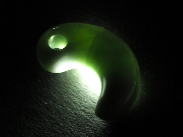 画像7: 出雲大社の宝物　眞名井の勾玉モデル（糸魚川ヒスイ製・実物大の縦34mm・バレル研磨機不使用の渾身の手研磨品！） (7)