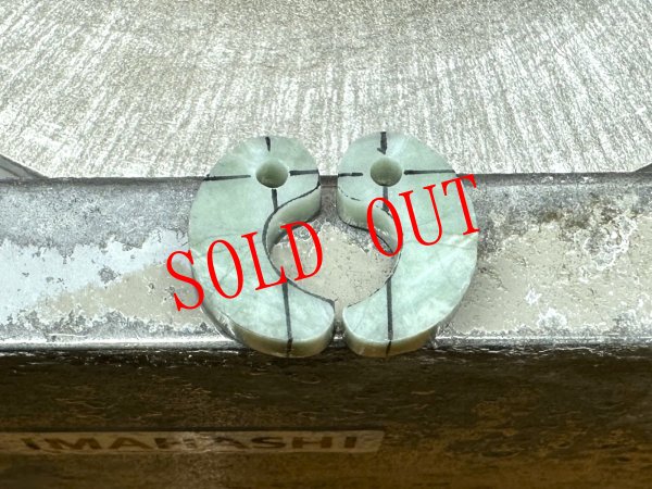 画像9: ペア勾玉「better falf」古墳時代前期モデル（縦21mm・渾身の手研磨ヒスイ製） (9)