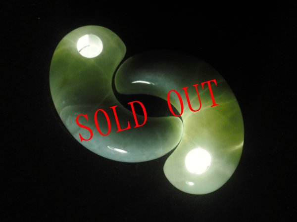 画像1: ペア勾玉「better falf」古墳時代前期モデル（縦21mm・渾身の手研磨ヒスイ製） (1)