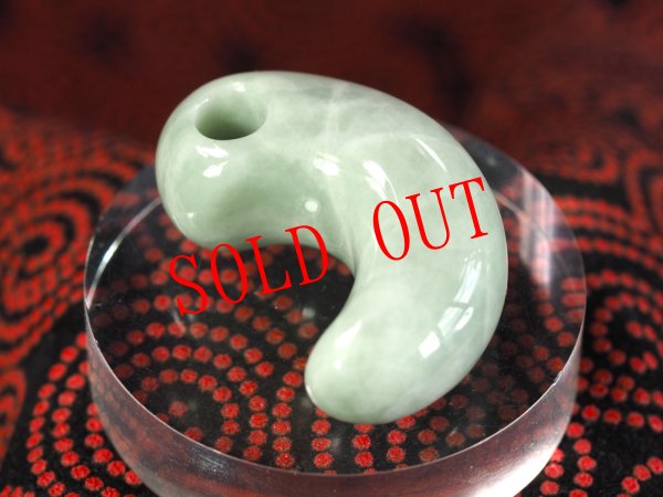 画像4: 出雲大社の宝物　眞名井の勾玉モデル（糸魚川ヒスイ製・実物大の縦34mm・バレル研磨機不使用の渾身の手研磨品！） (4)