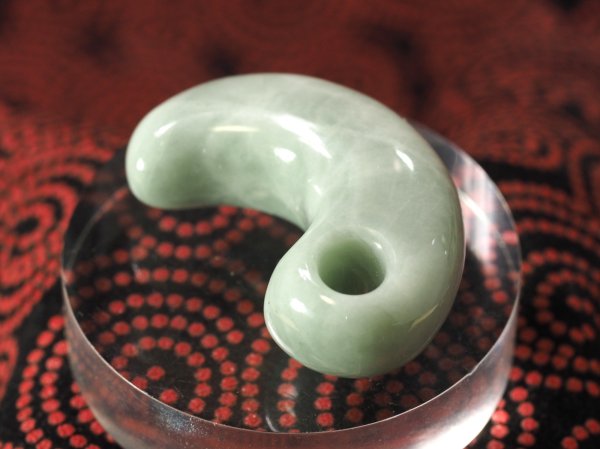 画像1: 出雲大社の宝物　眞名井の勾玉モデル（糸魚川ヒスイ製・実物大の縦34mm・バレル研磨機不使用の渾身の手研磨品！） (1)