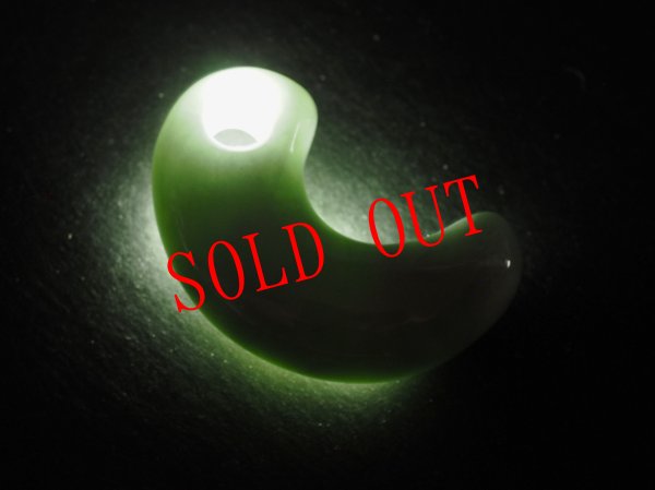 画像6: 出雲大社の宝物　眞名井の勾玉モデル（糸魚川ヒスイ製・実物大の縦34mm・バレル研磨機不使用の渾身の手研磨品！） (6)