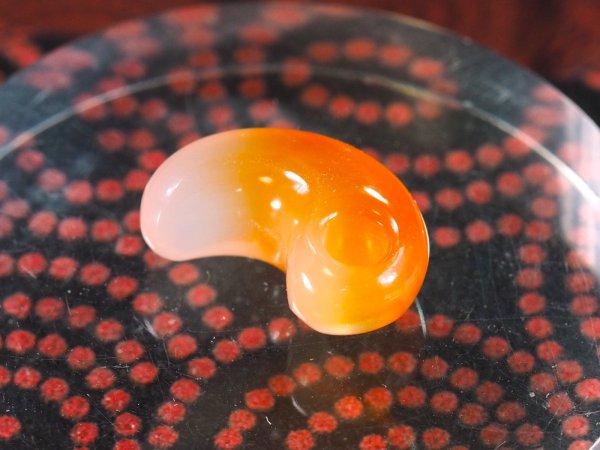 画像1: 希少な国産生赤メノウ　かわいい勾玉（15mmサイズ・バレル研磨機不使用の手研磨！） (1)