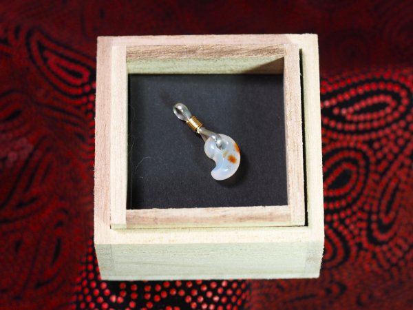 画像9: 希少な天然赤メノウ・超小型勾玉「花火」（12mmサイズ・シルバー製八の字環つき・バレル研磨機不使用の手研磨！） (9)