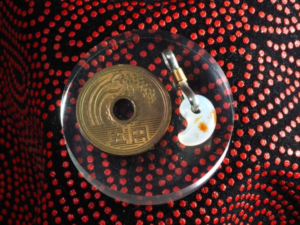 画像3: 希少な天然赤メノウ・超小型勾玉「花火」（12mmサイズ・シルバー製八の字環つき・バレル研磨機不使用の手研磨！） (3)