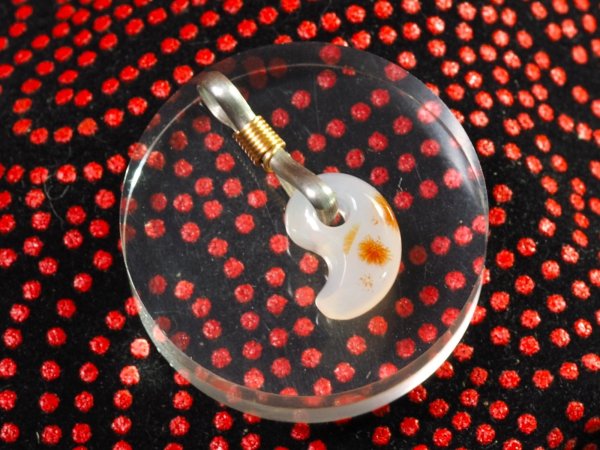 画像8: 希少な天然赤メノウ・超小型勾玉「花火」（12mmサイズ・シルバー製八の字環つき・バレル研磨機不使用の手研磨！） (8)