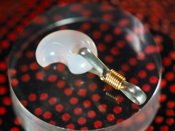 画像5: 希少な天然赤メノウ・超小型勾玉「花火」（12mmサイズ・シルバー製八の字環つき・バレル研磨機不使用の手研磨！） (5)