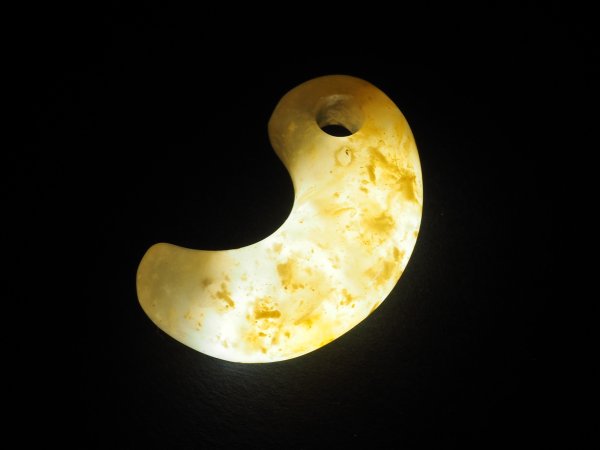 画像1: 「赤眞名井」　出雲大社の宝物　眞名井の勾玉モデル（国産天然赤メノウ製・実物大の縦33mm・バレル研磨機不使用の渾身の手研磨品！） (1)