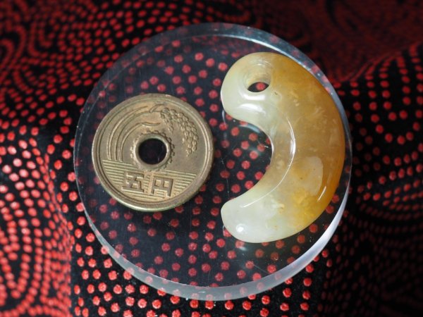 画像2: 「赤眞名井」　出雲大社の宝物　眞名井の勾玉モデル（国産天然赤メノウ製・実物大の縦33mm・バレル研磨機不使用の渾身の手研磨品！） (2)