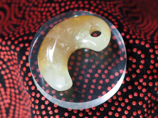 画像3: 「赤眞名井」　出雲大社の宝物　眞名井の勾玉モデル（国産天然赤メノウ製・実物大の縦33mm・バレル研磨機不使用の渾身の手研磨品！） (3)