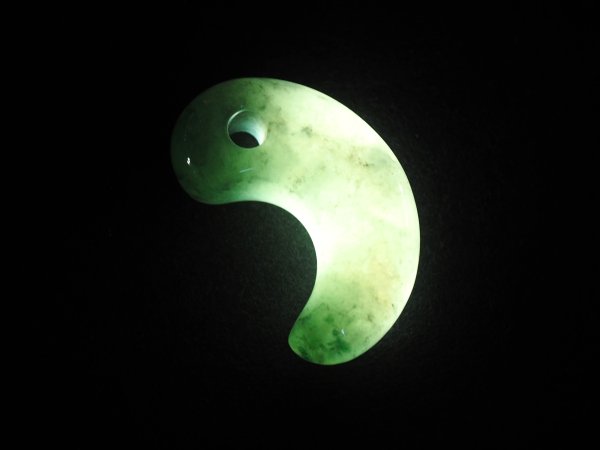 画像9: 超希少！　ロウカンヒスイ　古墳時代前期風デザイン勾玉（縦27mm・渾身の手研磨！バレル研磨機不使用品） (9)