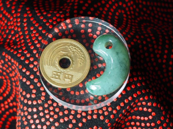 画像4: 超希少！　ロウカンヒスイ　古墳時代前期風デザイン勾玉（縦27mm・渾身の手研磨！バレル研磨機不使用品） (4)