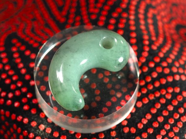 画像6: 超希少！　ロウカンヒスイ　古墳時代前期風デザイン勾玉（縦27mm・渾身の手研磨！バレル研磨機不使用品） (6)