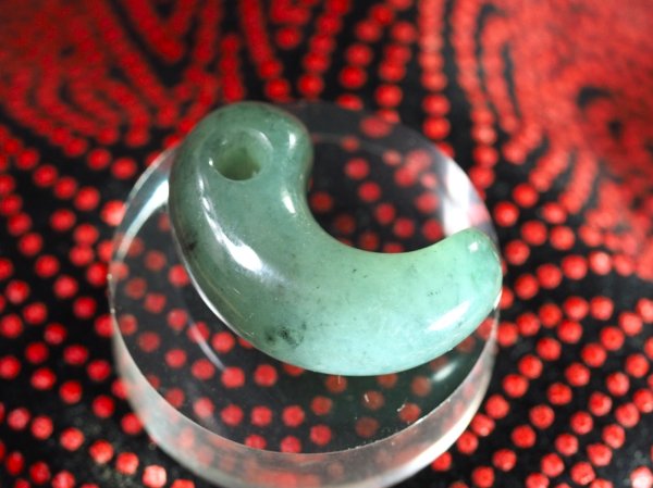 画像5: 超希少！　ロウカンヒスイ　古墳時代前期風デザイン勾玉（縦27mm・渾身の手研磨！バレル研磨機不使用品） (5)