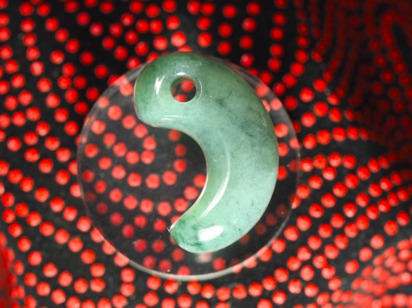 画像2: 超希少！　ロウカンヒスイ　古墳時代前期風デザイン勾玉（縦27mm・渾身の手研磨！バレル研磨機不使用品） (2)