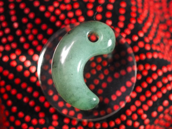 画像7: 超希少！　ロウカンヒスイ　古墳時代前期風デザイン勾玉（縦27mm・渾身の手研磨！バレル研磨機不使用品） (7)