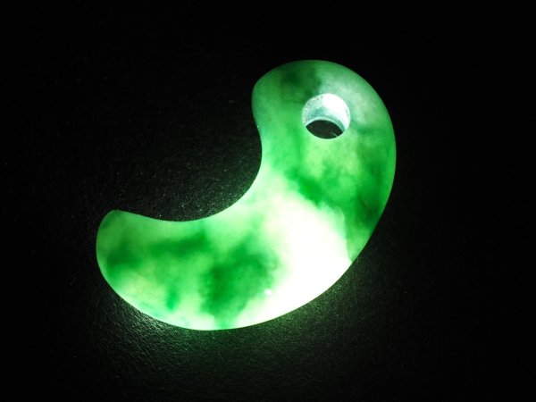 画像1: 超希少！　ロウカンヒスイ　古墳時代前期風デザイン勾玉（縦25mm・渾身の手研磨！バレル研磨機不使用品） (1)