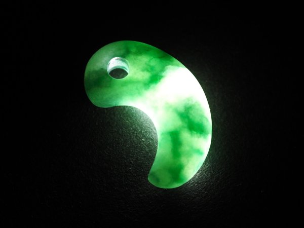 画像6: 超希少！　ロウカンヒスイ　古墳時代前期風デザイン勾玉（縦25mm・渾身の手研磨！バレル研磨機不使用品） (6)