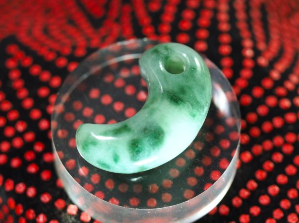 画像2: 超希少！　ロウカンヒスイ　古墳時代前期風デザイン勾玉（縦25mm・渾身の手研磨！バレル研磨機不使用品） (2)