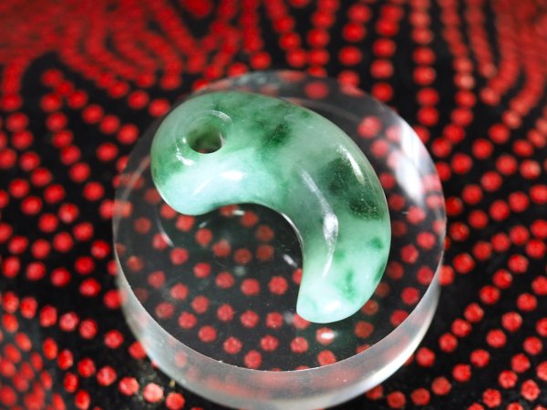 画像10: 超希少！　ロウカンヒスイ　古墳時代前期風デザイン勾玉（縦25mm・渾身の手研磨！バレル研磨機不使用品） (10)