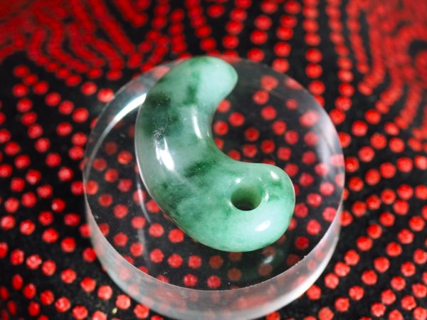 画像4: 超希少！　ロウカンヒスイ　古墳時代前期風デザイン勾玉（縦25mm・渾身の手研磨！バレル研磨機不使用品） (4)