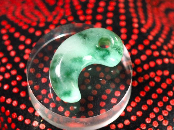 画像3: 超希少！　ロウカンヒスイ　古墳時代前期風デザイン勾玉（縦25mm・渾身の手研磨！バレル研磨機不使用品） (3)