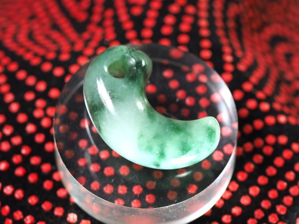 画像9: 超希少！　ロウカンヒスイ　古墳時代前期風デザイン勾玉（縦25mm・渾身の手研磨！バレル研磨機不使用品） (9)