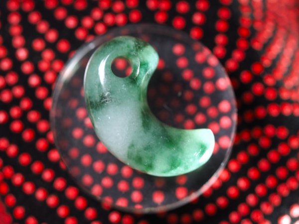 画像7: 超希少！　ロウカンヒスイ　古墳時代前期風デザイン勾玉（縦25mm・渾身の手研磨！バレル研磨機不使用品） (7)